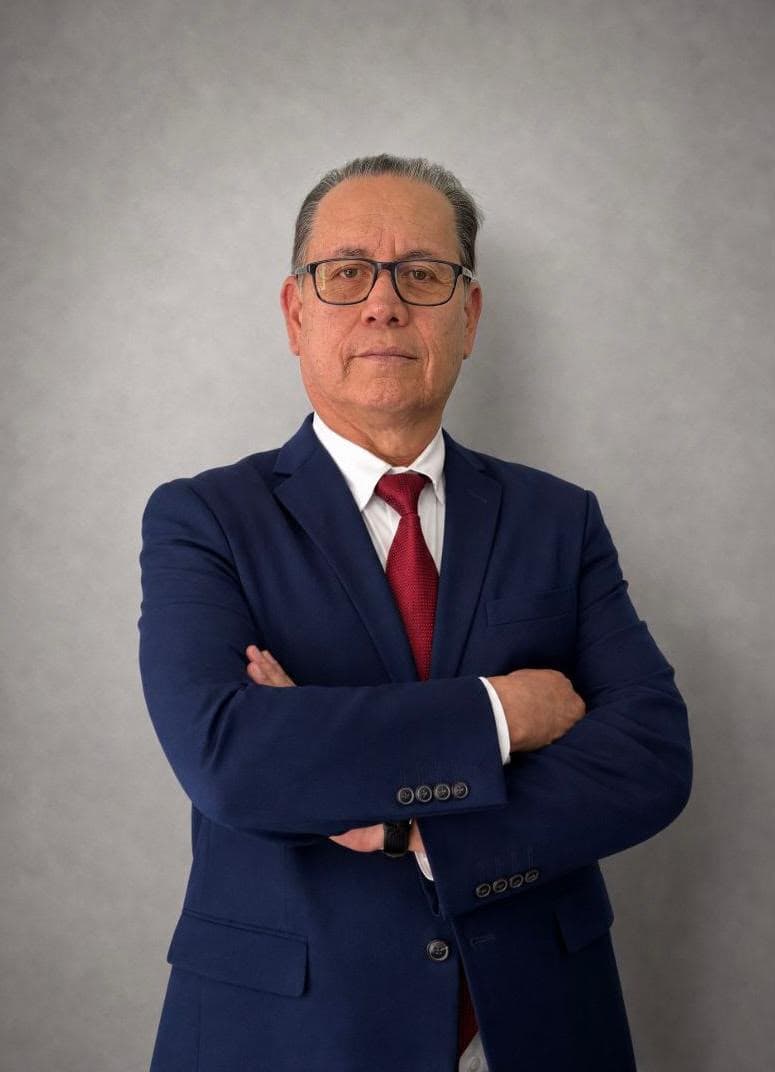 Dr. Carlos Pazmiño